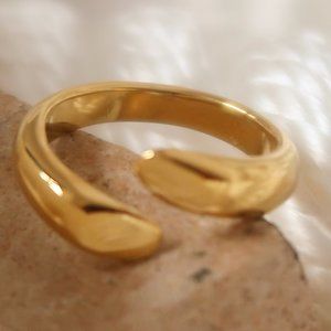 NEW 18K Gold Plated Open Hug Ring
